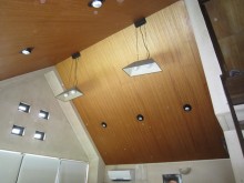 吹き抜け天井に木の梁で作ったオリジナル照明